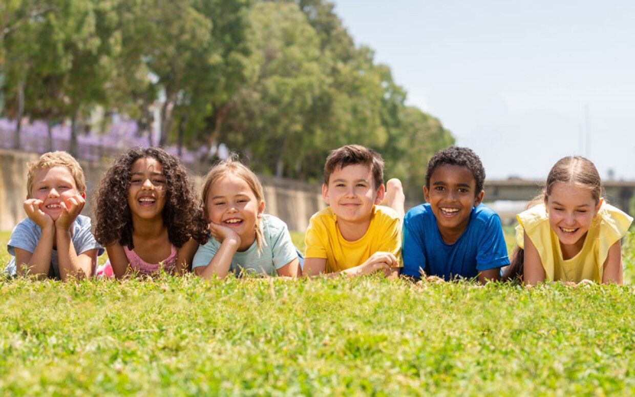 niños-en-pradera